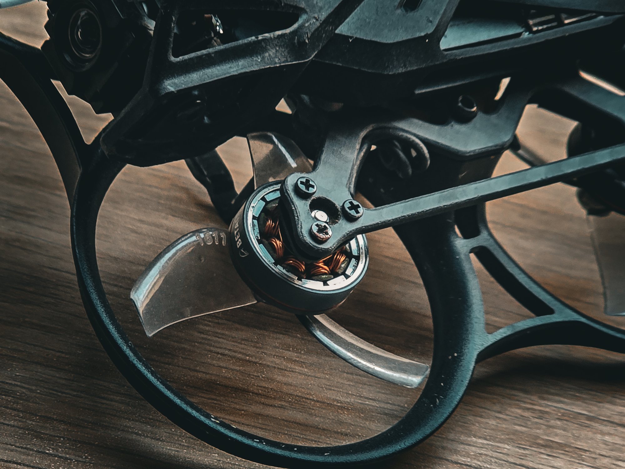 Close-up van de motor en propeller van een FPV-drone