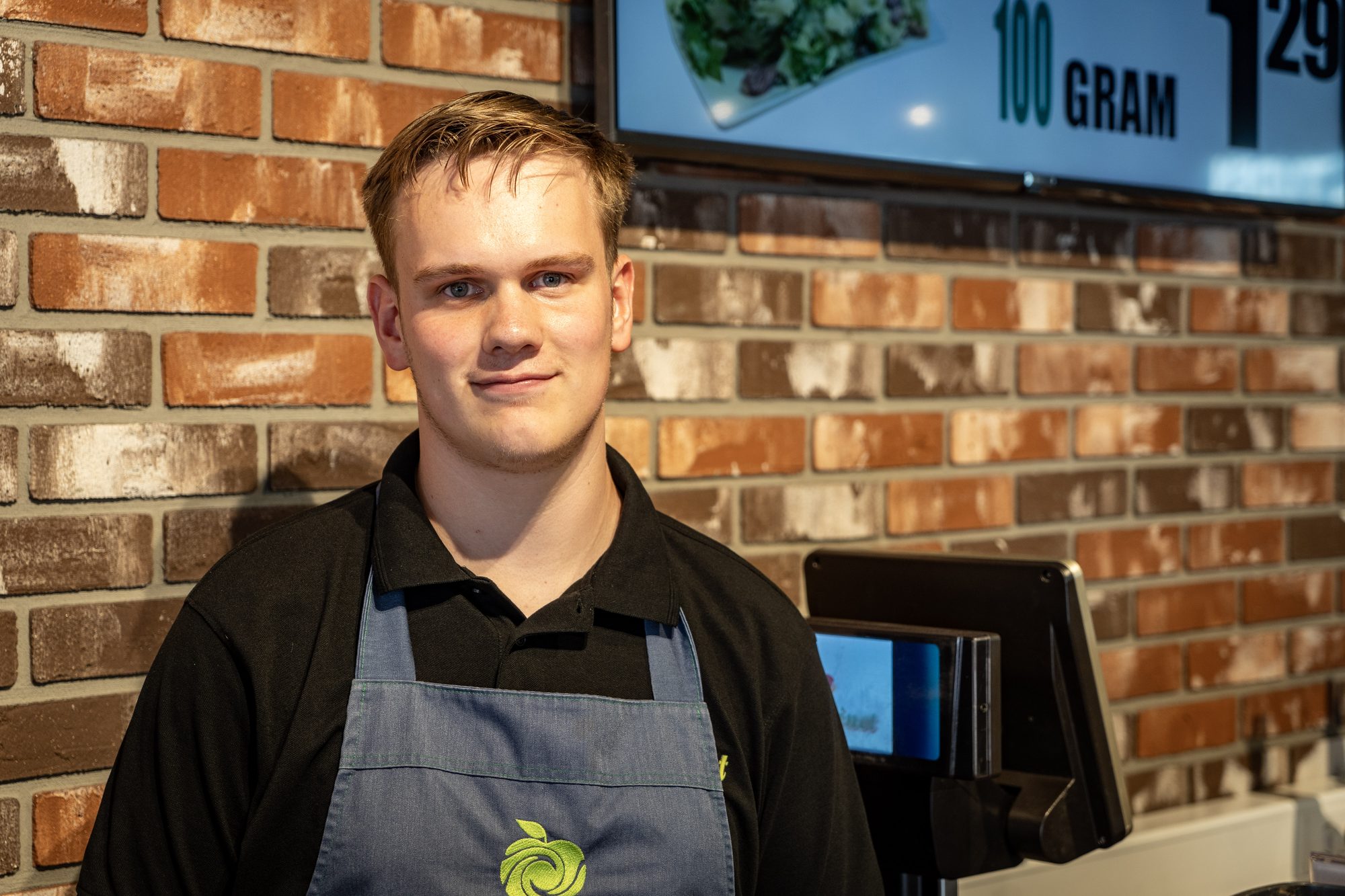 Portret van een medewerker van Goudreinet Veenendaal in de winkel