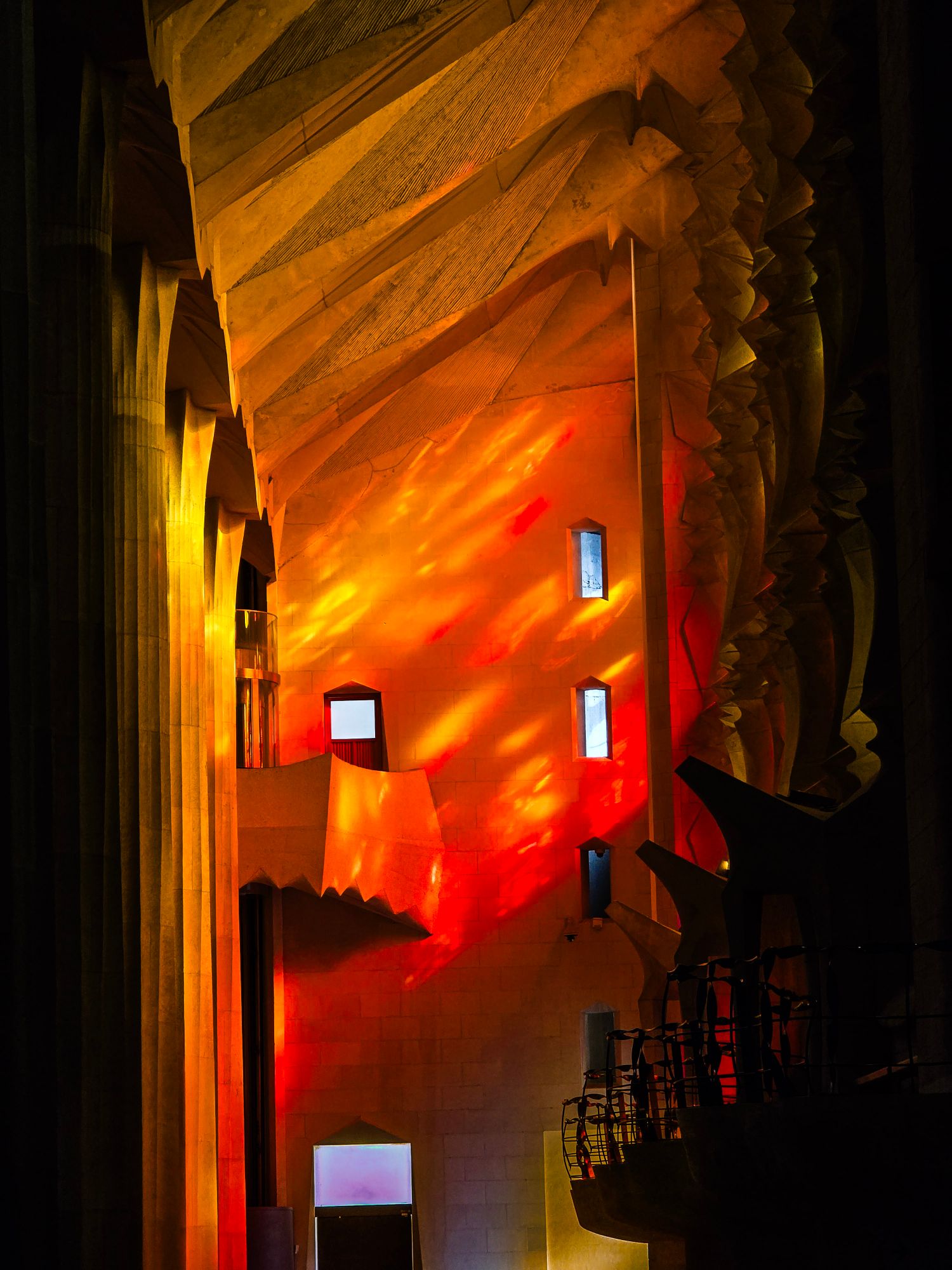 Rood en oranje licht door de glas-in-loodramen van de Sagrada Familia