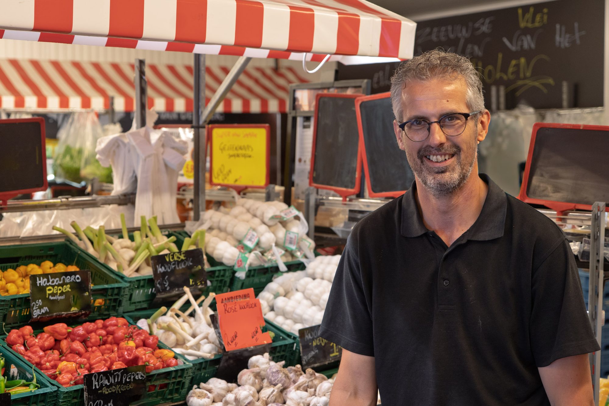 Portret van een medewerker van de Koopman Barneveld in de winkel