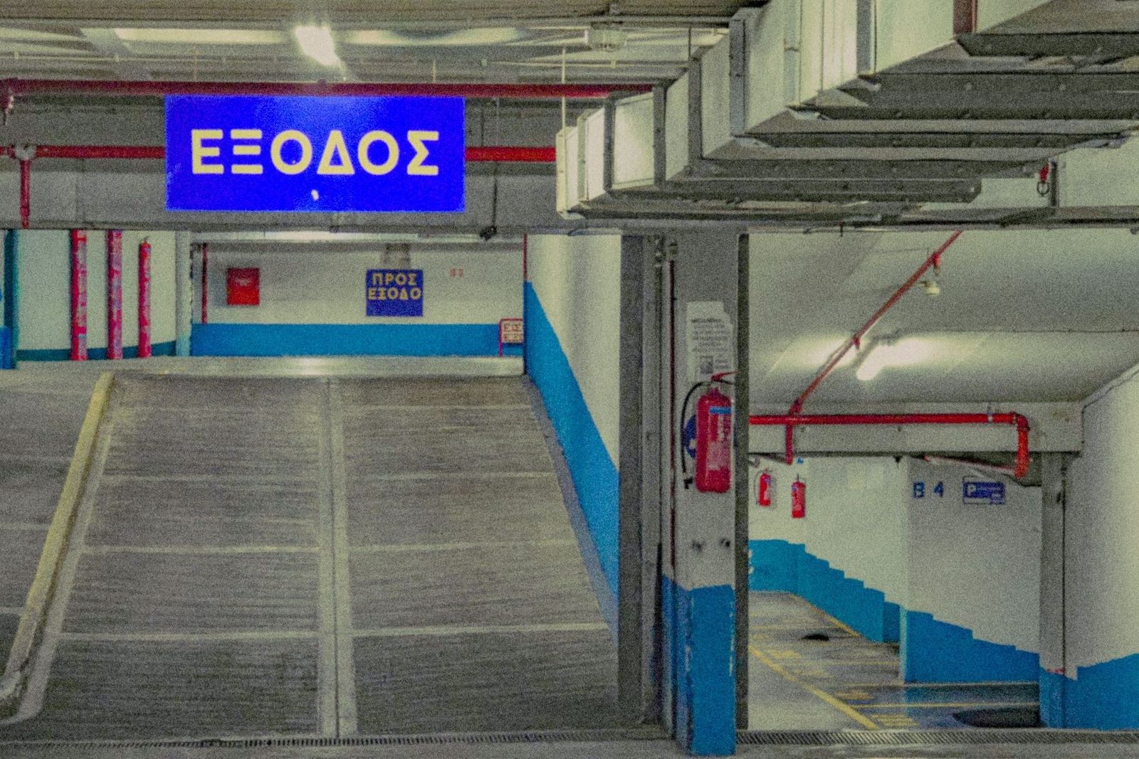 Lege parkeergarage in Athene met een uitgangsbord
